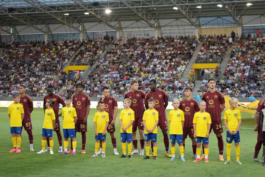 Jogadores da Roma antes do pontapé de saída