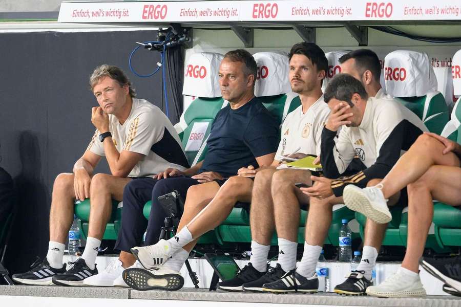 Hans Flick (camisa azul) balança no cargo de técnico da Alemanha