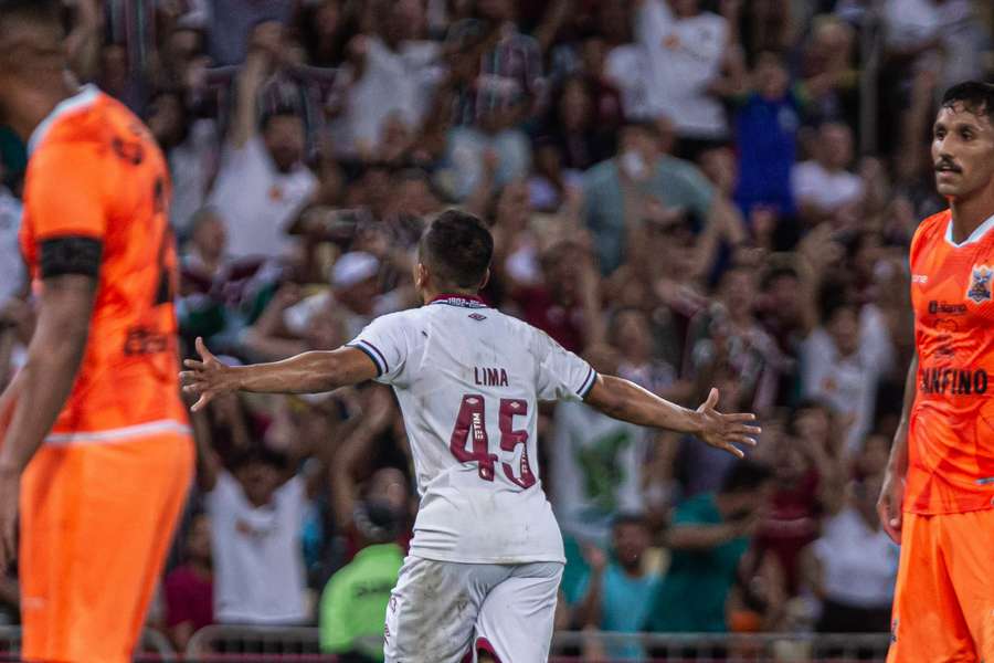 Lima celebra golaço que deu a vitória ao Fluminense