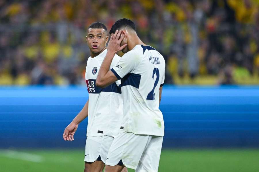 Mbappe en Hakimi balen van de schoten tegen de paal