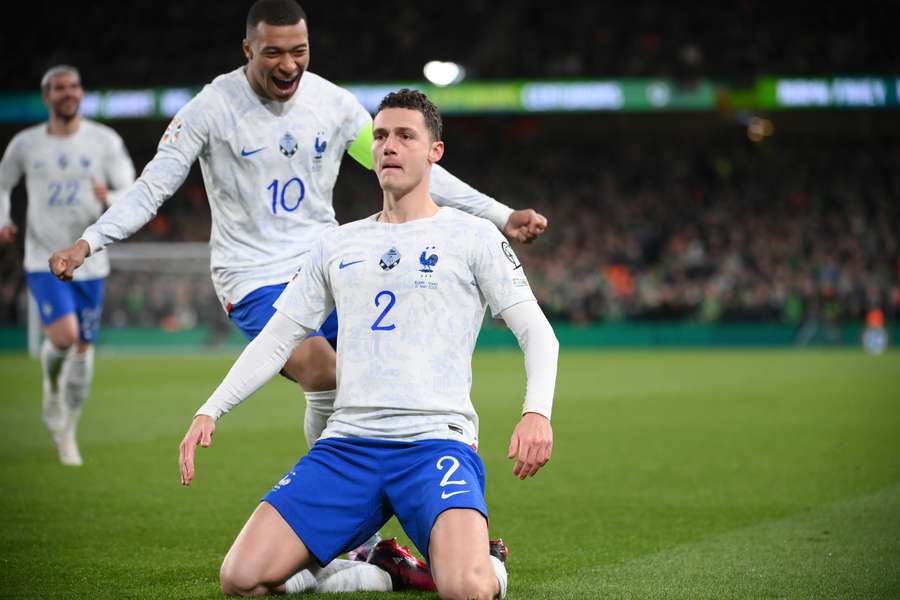 Pavard comemora o gol da vitória francesa no Aviva Stadium