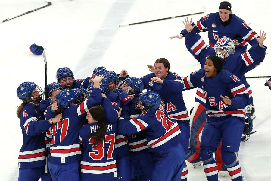 Amerykanki świętujące złoto olimpijskie Amerykanki świętujące złoto olimpijskie