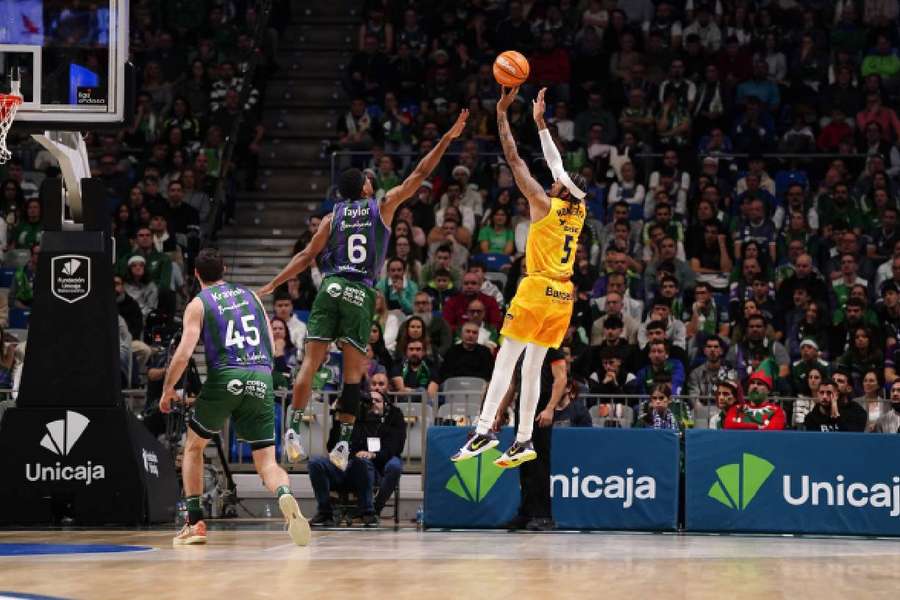 Homesley, tirando ante Taylor en el Unicaja-Gran Canaria