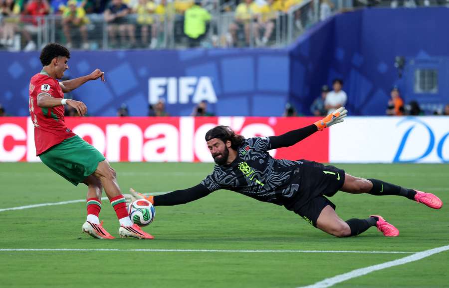 Já depois de uma boa primeira defesa, Alisson reage para travar a recarga Já depois de uma boa primeira defesa, Alisson reage para travar a recarga