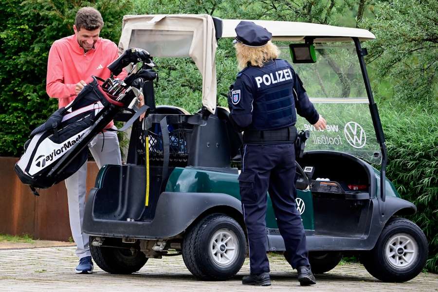 Thomas Müller na visita à polícia