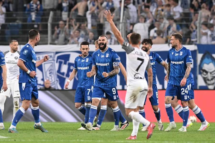 Zawodnik Lecha Poznań Mikael Ishak (C) cieszy się z gola podczas meczu 31. kolejki piłkarskiej Ekstraklasy z Puszczą Niepołomice