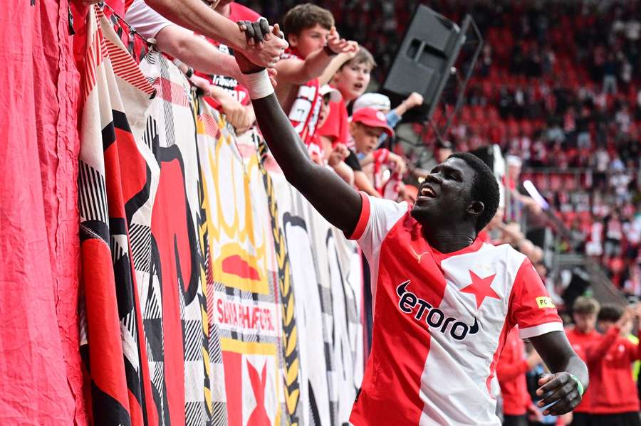 Malick Diouf has a great relationship with the Slavia fans.