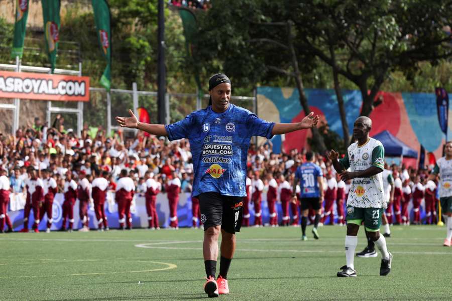 Ronaldinho se vrací na fotbalové trávníky