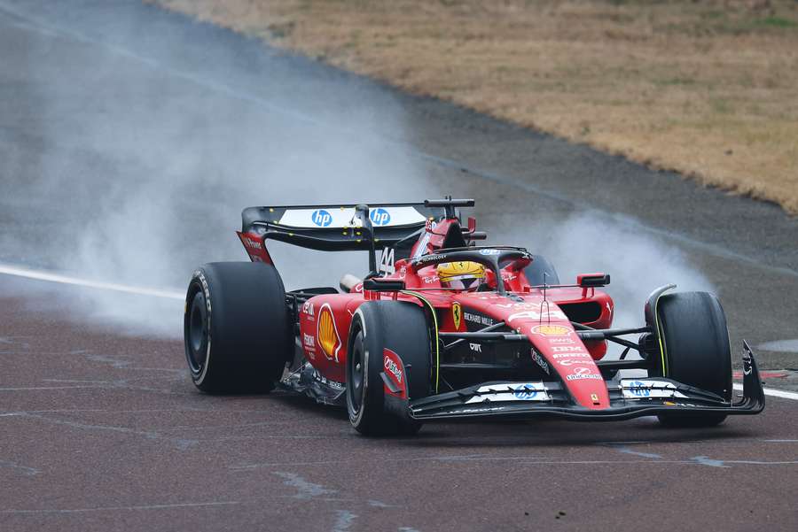 Lewis Hamilton si premiérovo vyskúšal monopost Ferrari.
