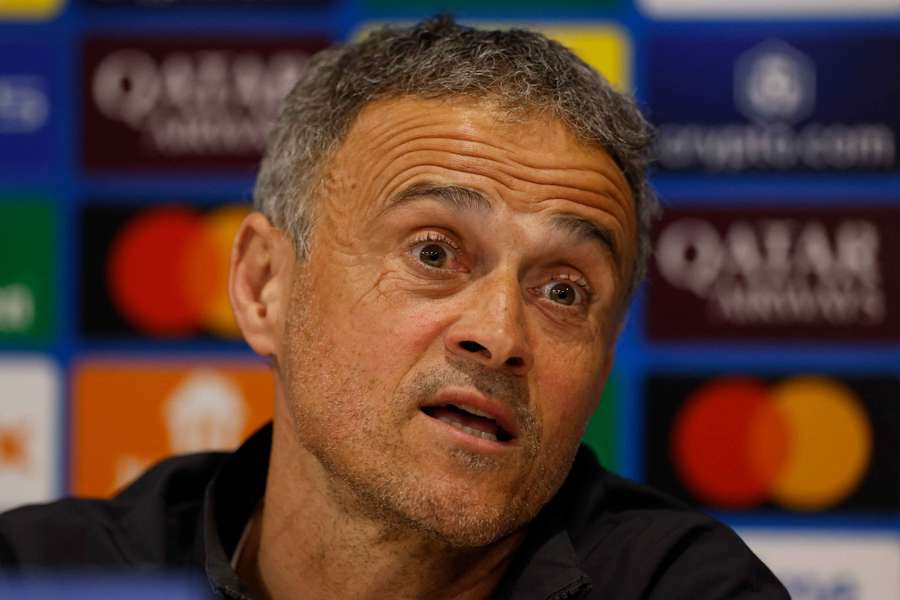 Luis Enrique na tiskové konferenci.