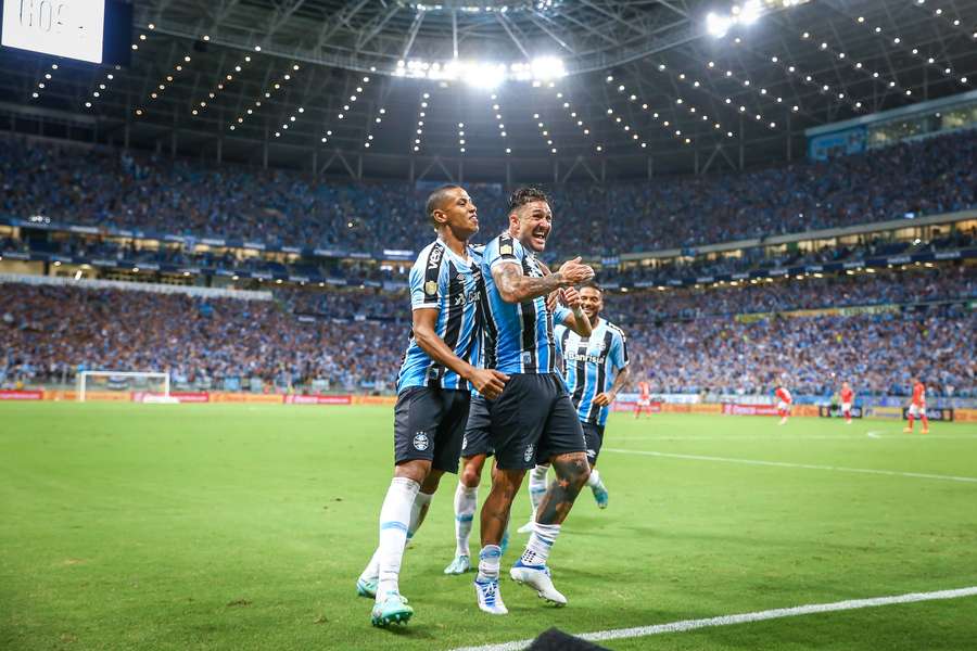 Vina vibra com gol em seu primeiro Grenal