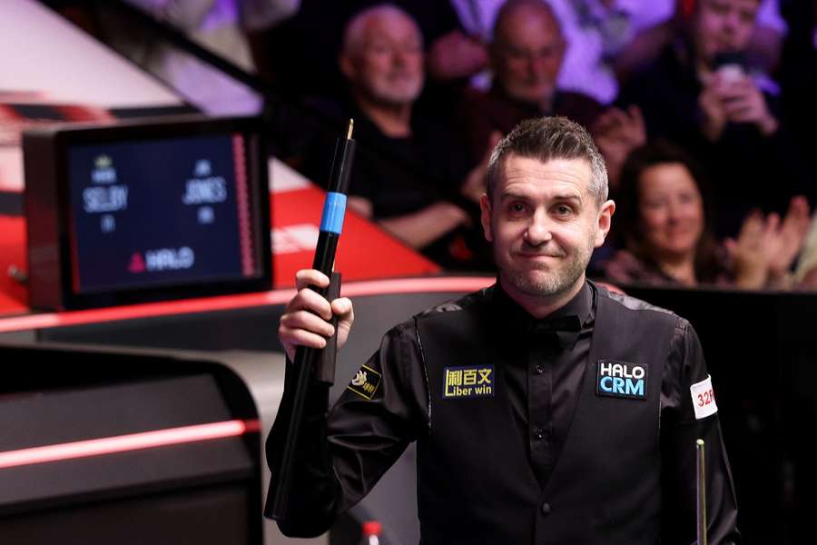 Mark Selby se bucură de victoria din primul tur.