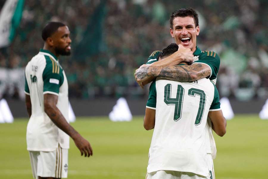 Brasileiro Ibañez abraça Abu Al Shamat, autor do gol da vitória Brasileiro Ibañez abraça Abu Al Shamat, autor do gol da vitória