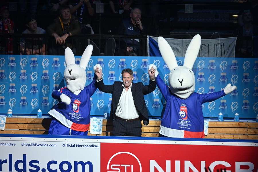 Jaromír Jágr s maskoty turnaje.