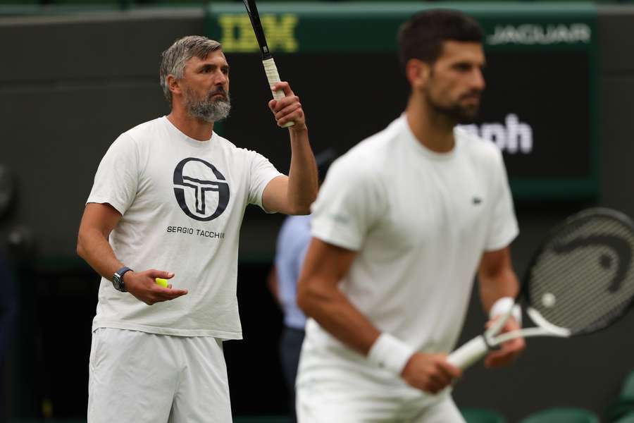 Goran Ivanisevic kijkt toe op een training met Djokovic