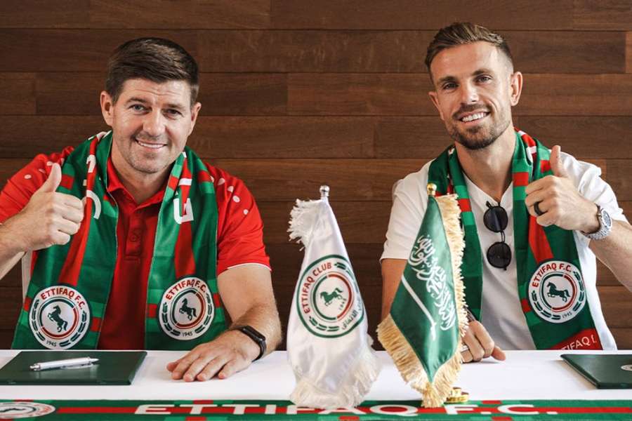 Steven Gerrard y Jordan Henderson, ex capitanes del Liverpool, ficharon por el Al-Ettifaq este verano.