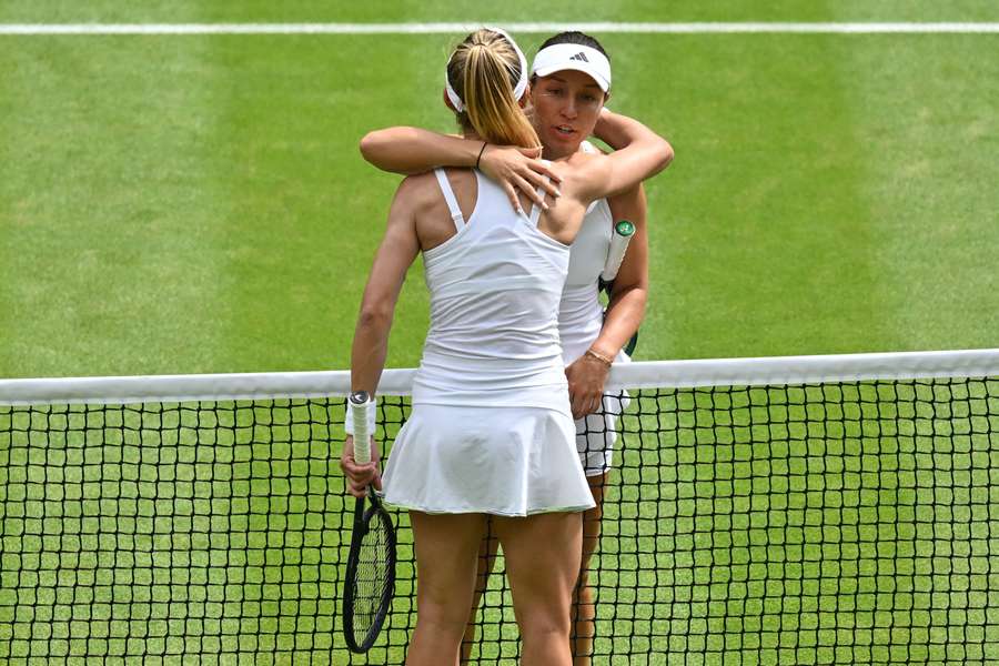 Jessica Pegula e Lesia Tsurenko se cumprimentam após jogo em Wimbledon
