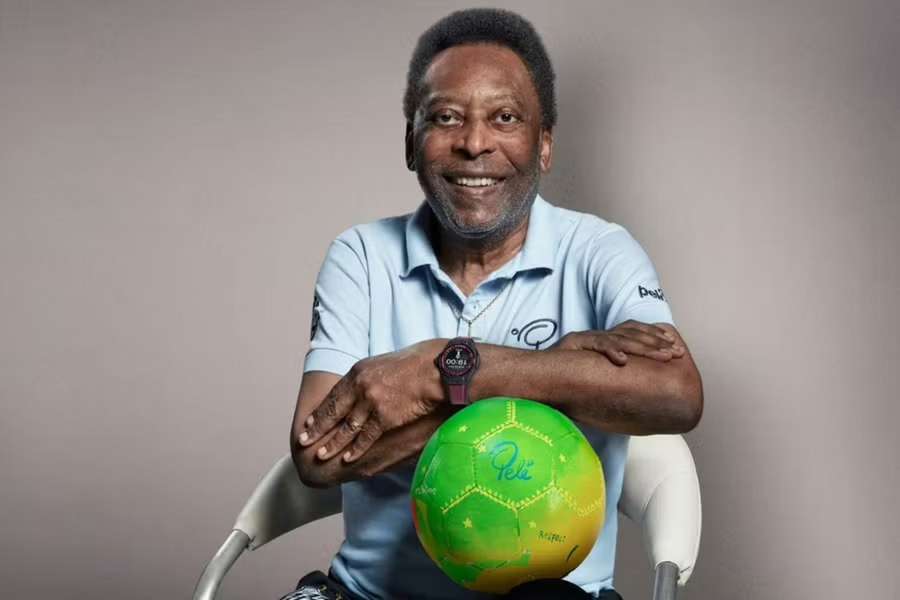 Pelé posa con un balón en sus manos