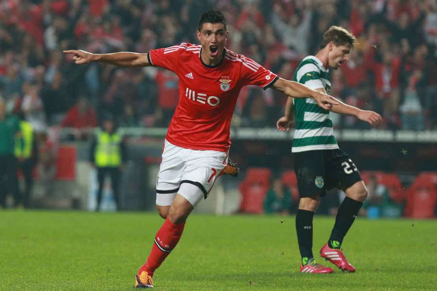 Cardozo festeja diante do Sporting 