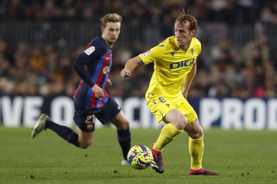 Frenkie De Jong (L) in achtervolging op Alex Fernandez