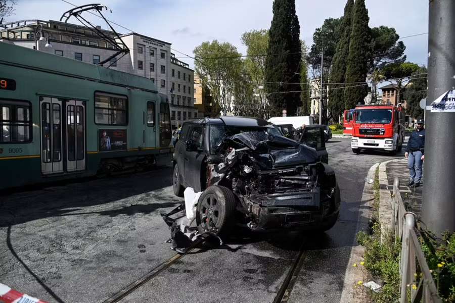 Immobileho auto po nehode s električkou.