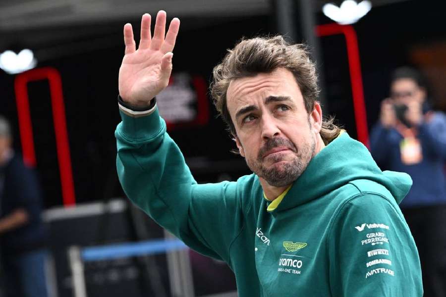 Fernando Alonso blijft bij Aston Martin
