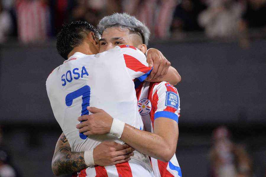 Julio Enciso y Ramón Sosa se abrazan durante la victoria por 2-0 de Paraguay sobre Uruguay en la clasificación de la CONMEBOL para la Copa Mundial. Julio Enciso y Ramón Sosa se abrazan durante la victoria por 2-0 de Paraguay sobre Uruguay en la clasificación de la CONMEBOL para la Copa Mundial.
