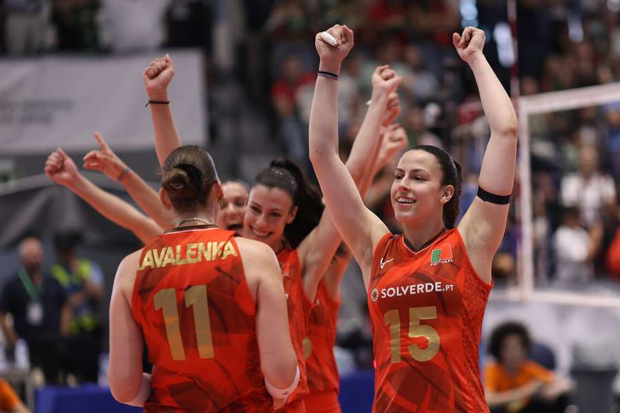 Jogadoras de Portugal festejam a vitória no final do jogo com a Eslovénia