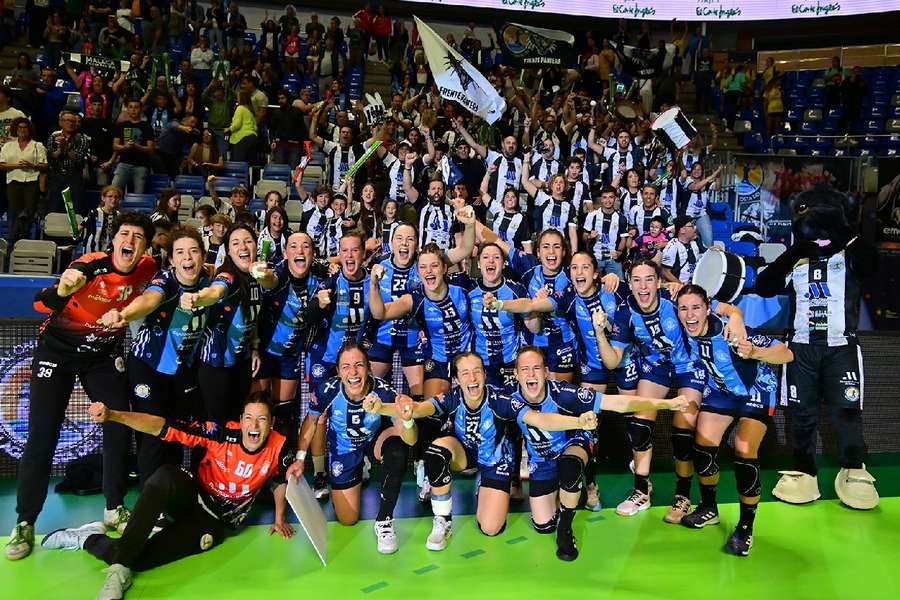 Las jugadoras del BM Málaga Costa del Sol celebran el pase a semifinales