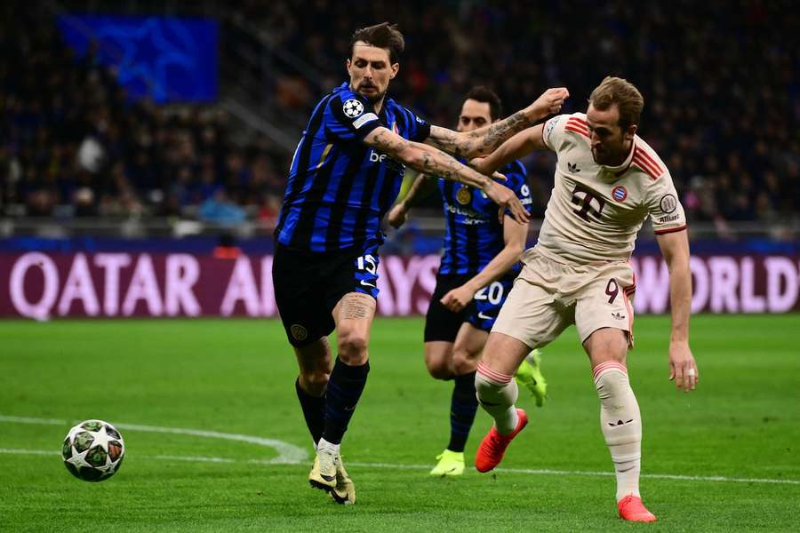 Harry Kane im Duell mit Francesco Acerbi.