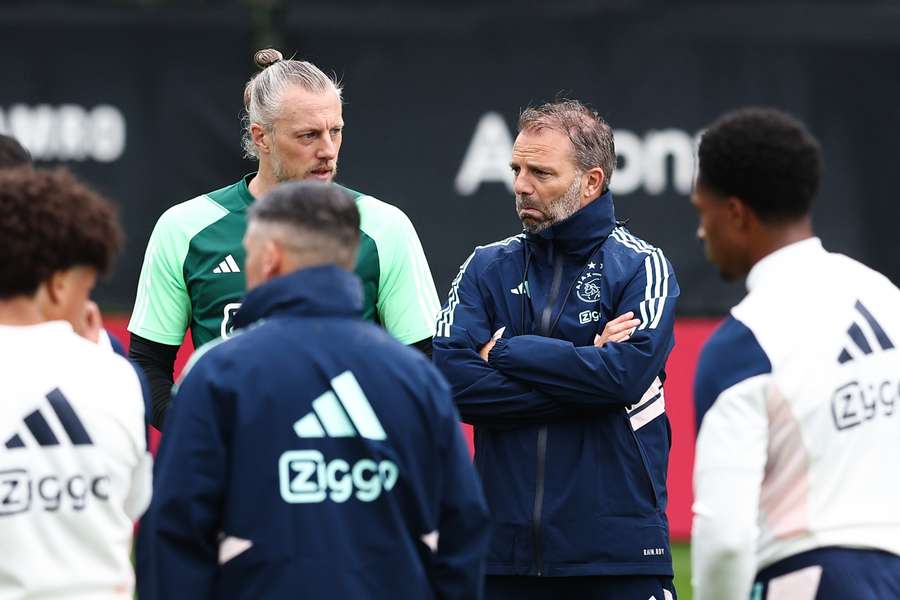 Pasveer en trainer Steijn tijdens een trainingssessie van Ajax