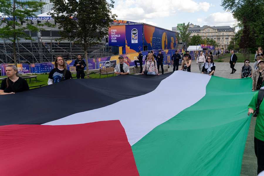 Activistas propalestinos despliegan una gran bandera Activistas propalestinos despliegan una gran bandera