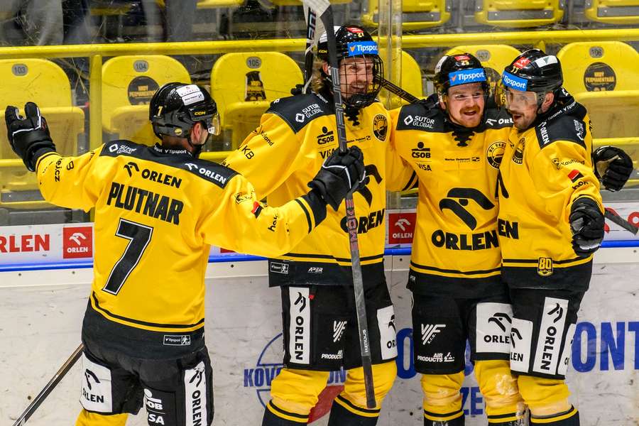 David Kaše (druhý zprava) nastřílel Brnu hattrick.