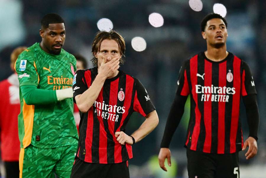 L'AC Milan s'incline contre la Lazio et laisse filer l'Inter L'AC Milan s'incline contre la Lazio et laisse filer l'Inter