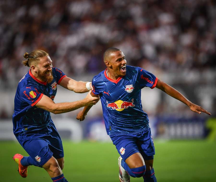 Jhon Jhon celebra un gol junto a Isidro Pitta