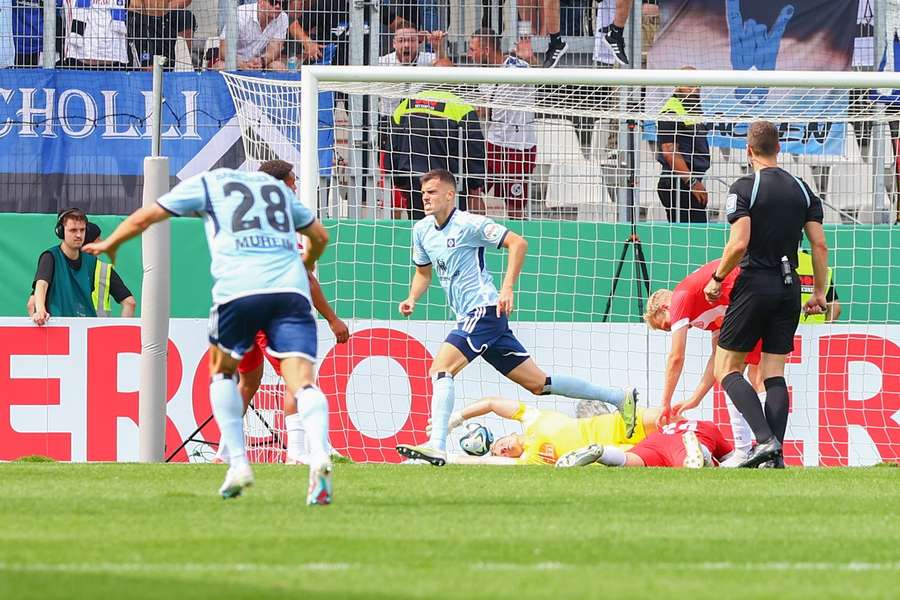 Slovenský futbalista je pri chuti.