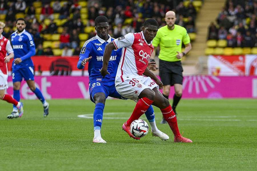 Mamadou Sarr au duel avec Breel Embolo lors de Monaco-Strasbourg
