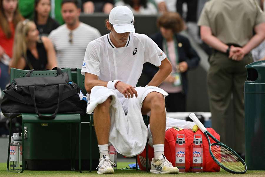 Alex de Minaur stod overfor en af karrierens største kampe i Wimbledon-kvartfinalen mod Novak Djokovic, men australieren har måttet trække sig.