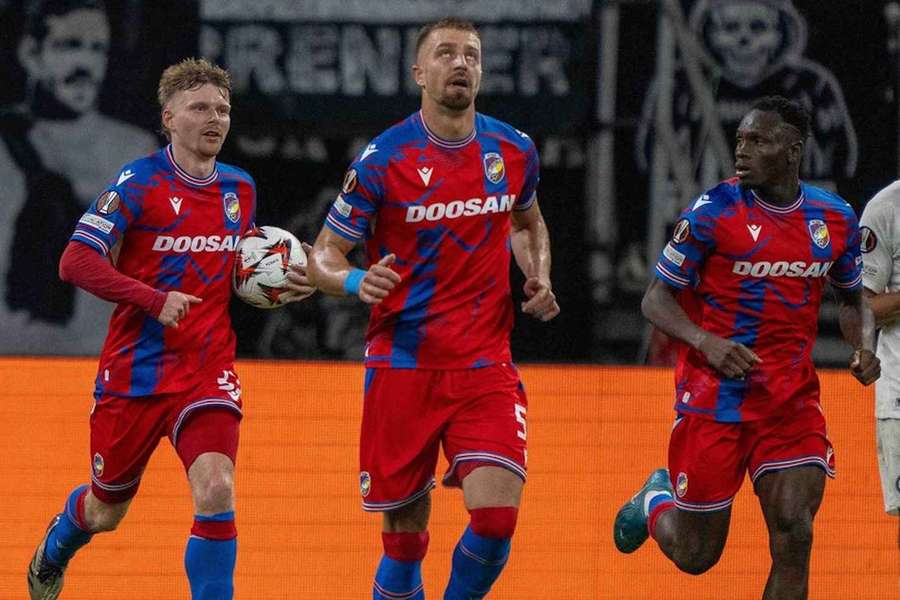 Pavel Šulc, Daniel Vašulín a Prince Kwabena Adu v utkání Frankfurt – Plzeň.