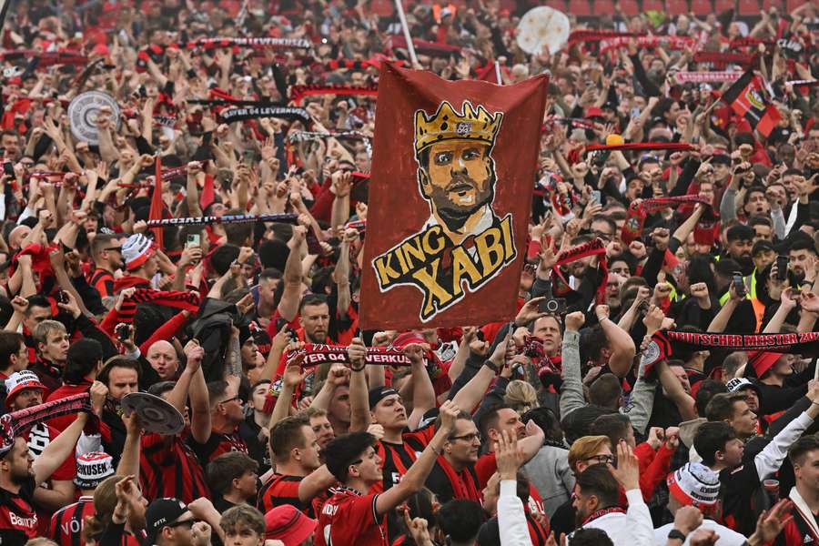 Ohne Niederlage krönte sich Bayer Leverkusen mit einem 5:0 gegen Werder Bremen erstmals zum deutschen Meister. Es folgen DFB-Pokal und eine Niederlage im Europa-League-Finale.