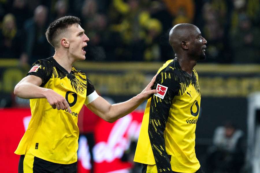 Schlotterbeck (l.) will mit dem BVB die Bayern an der Tabellenspitze zum Nachdenken bringen