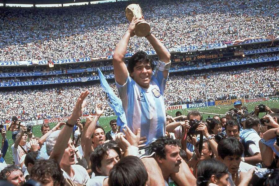 La leggendaria foto di Diego Maradona dopo il trionfo nella finale dei Mondiali 1986.