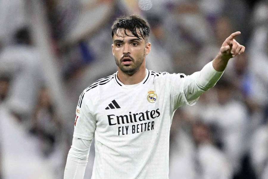 Raúl Asencio renova com o Real Madrid até 2031