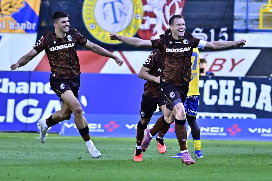 Matej Vydra sărbătorește marcarea unui gol Matej Vydra sărbătorește marcarea unui gol