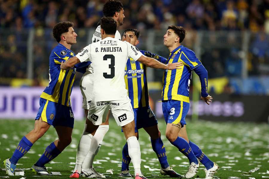 Hubo mucha bronca entre los dos equipos Hubo mucha bronca entre los dos equipos