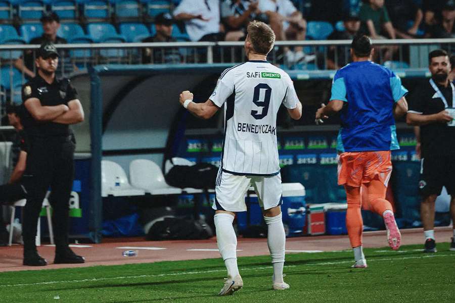 Gol Benedyczaka zepsuł debiut Salahowi, Polak przedłuża serię bramkową Gol Benedyczaka zepsuł debiut Salahowi, Polak przedłuża serię bramkową