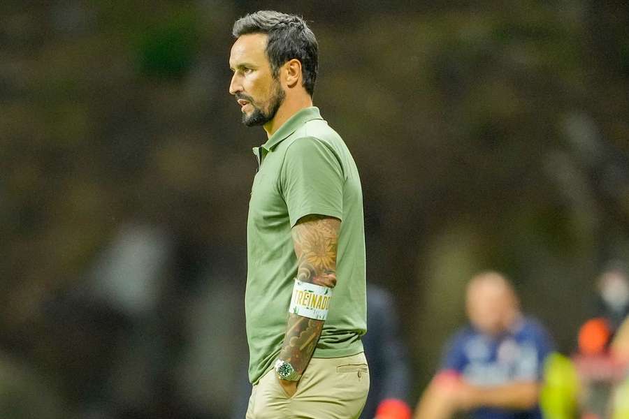 César Peixoto no comando do Moreirense