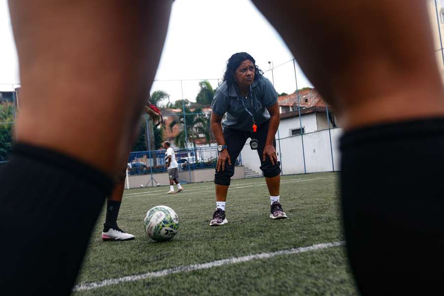 La entrenadora de fútbol femenino Dilma Mendes, de 59 años, participa en una sesión de entrenamiento en la Escuela de Fútbol Arena 2 de Julho.