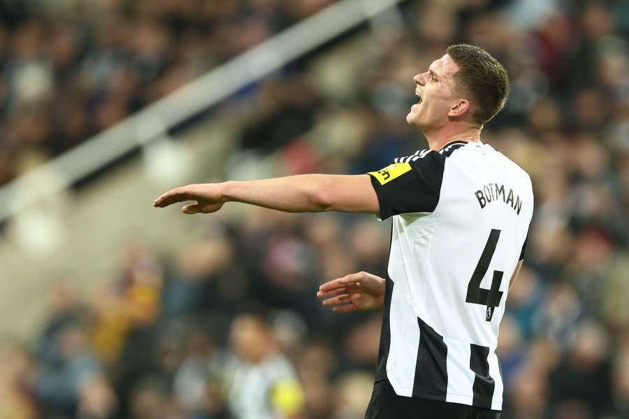 Newcastle defender Botman sidelined for weeks with knee issue