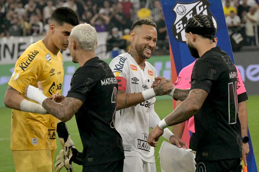 Neymar e Memphis se cumprimentam antes da partida 